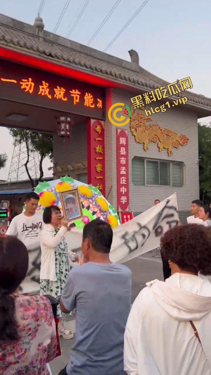 辉县市孟高中学 15岁女孩因军训意外去世 家长校门口拉横幅摆花圈!-9