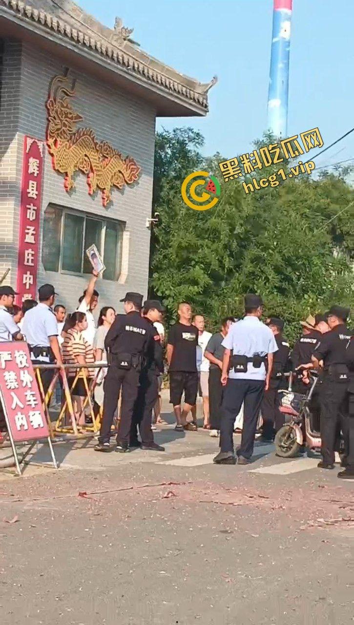 辉县市孟高中学 15岁女孩因军训意外去世 家长校门口拉横幅摆花圈!-10