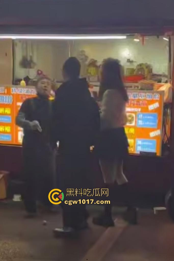 湖南大学城章鱼小丸子事件，两女子因出餐慢怒砸摊位，推倒七旬奶奶致脑梗，摊主儿子哭诉怒喷“泼妇蛮横”！-5