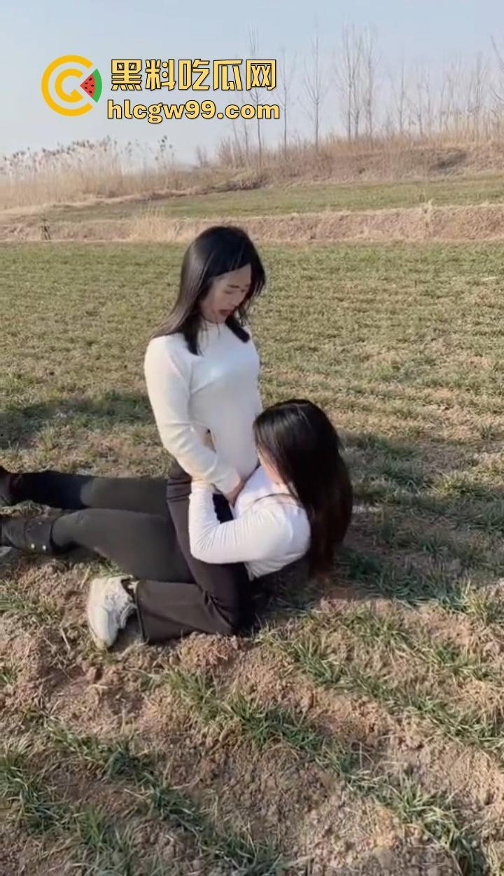 河南新蔡县陈店村的少妇绝了,大长腿性感身材,这娘们太会玩,农村生活比城里还刺激,选谁都香爆了!-5