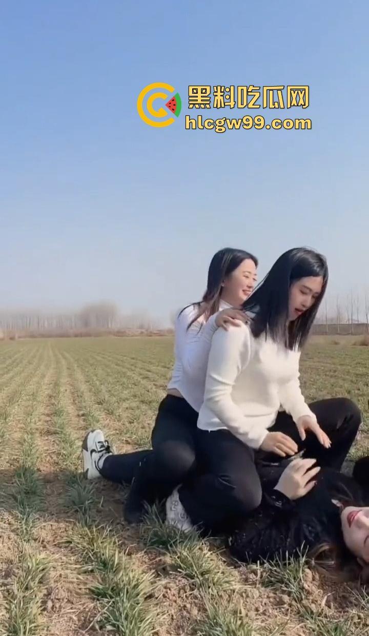 河南新蔡县陈店村的少妇绝了,大长腿性感身材,这娘们太会玩,农村生活比城里还刺激,选谁都香爆了!-7