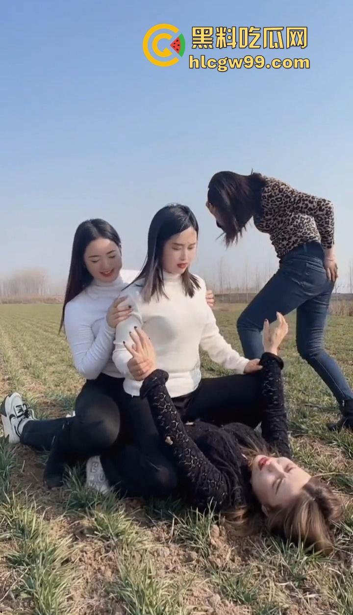 河南新蔡县陈店村的少妇绝了,大长腿性感身材,这娘们太会玩,农村生活比城里还刺激,选谁都香爆了!-8