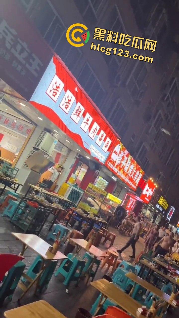 四川成都,路边吃个烧烤都要给被泼！正义大哥直接反击！-6