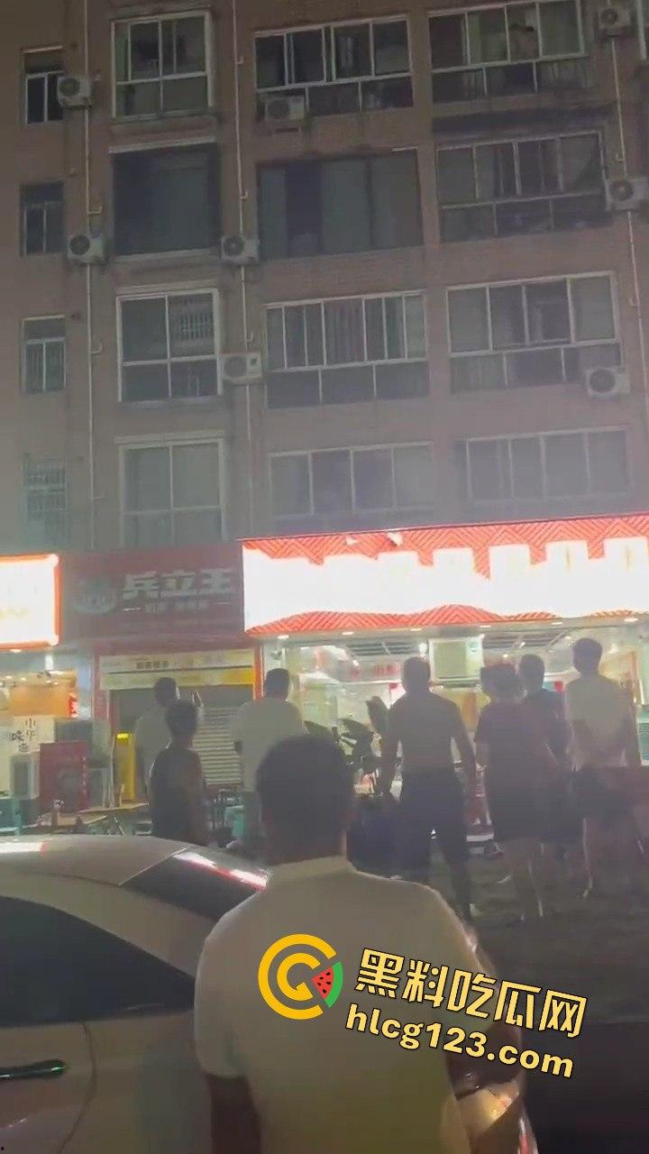 四川成都,路边吃个烧烤都要给被泼！正义大哥直接反击！-8