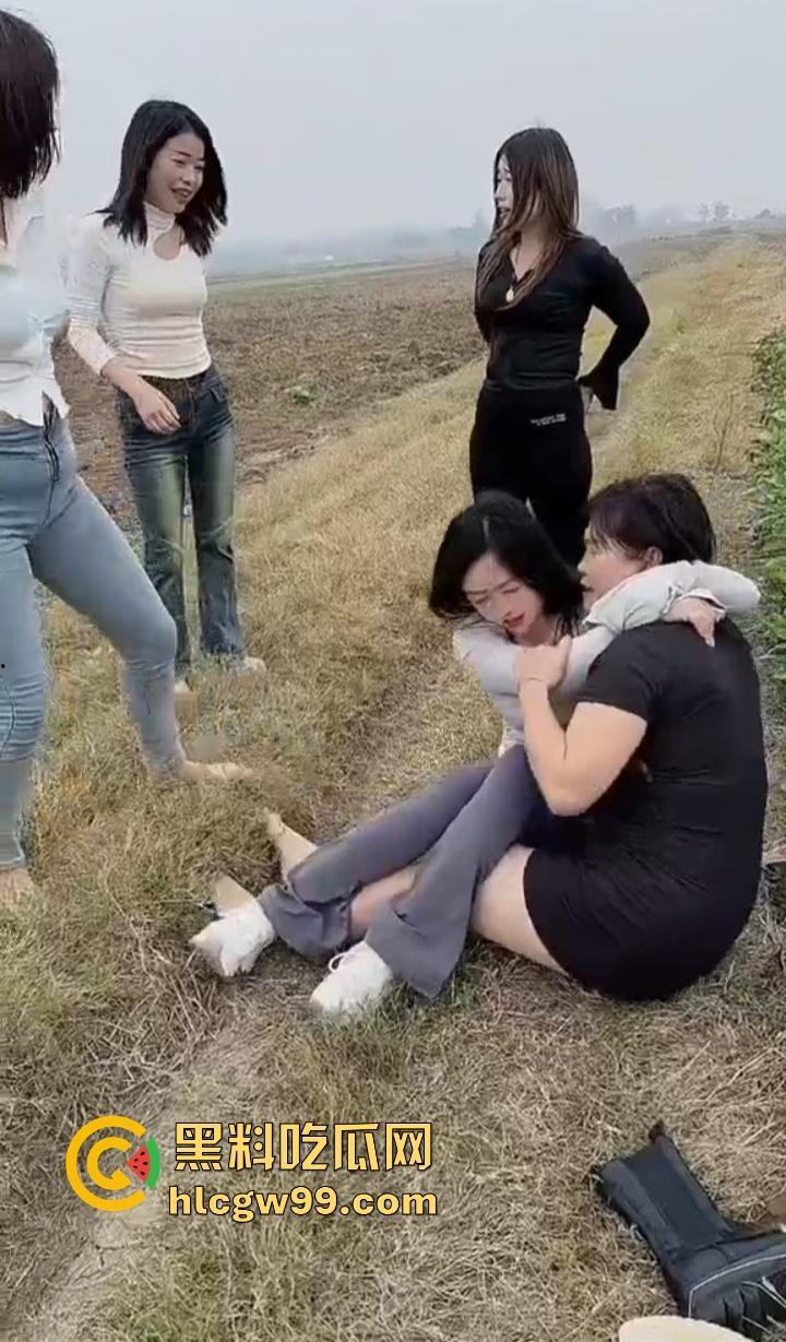 河南新蔡县陈店村的少妇绝了,大长腿性感身材,这娘们太会玩,农村生活比城里还刺激,选谁都香爆了!-12