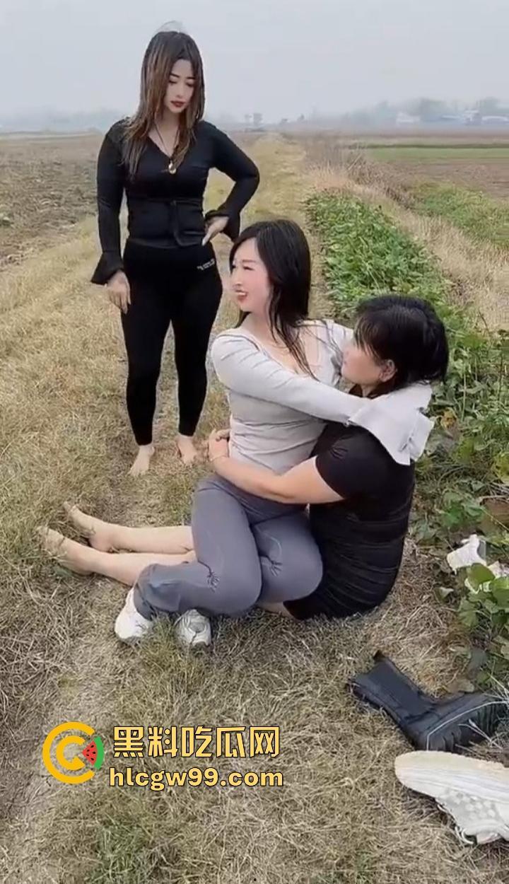 河南新蔡县陈店村的少妇绝了,大长腿性感身材,这娘们太会玩,农村生活比城里还刺激,选谁都香爆了!-13