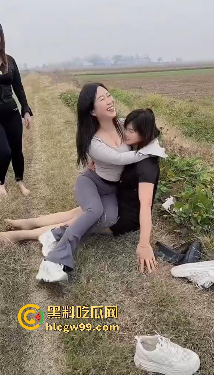 河南新蔡县陈店村的少妇绝了,大长腿性感身材,这娘们太会玩,农村生活比城里还刺激,选谁都香爆了!-14