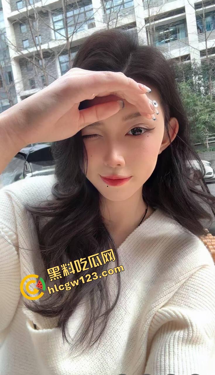 抖音『鹅妈妈』主播连麦，05后男大粉丝背着舍友宿舍厕所里狂撸，边打飞机边喊妈妈你太美啦！-5