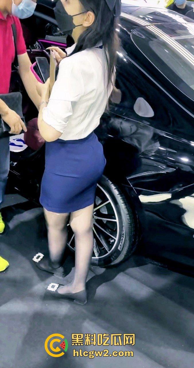 广州极品车模太诱人裙底被抄底偷拍,短裙下面逼毛可见 车展手枪侠现场撸射销售,大屁股销售成了发泄靶子!-10