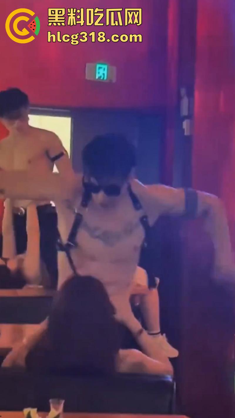 夜场鸭店肌肉男模，坐富婆身上激情摩擦，小姐姐面红耳赤笑的合不拢嘴，这富婆质量真高啊！-7