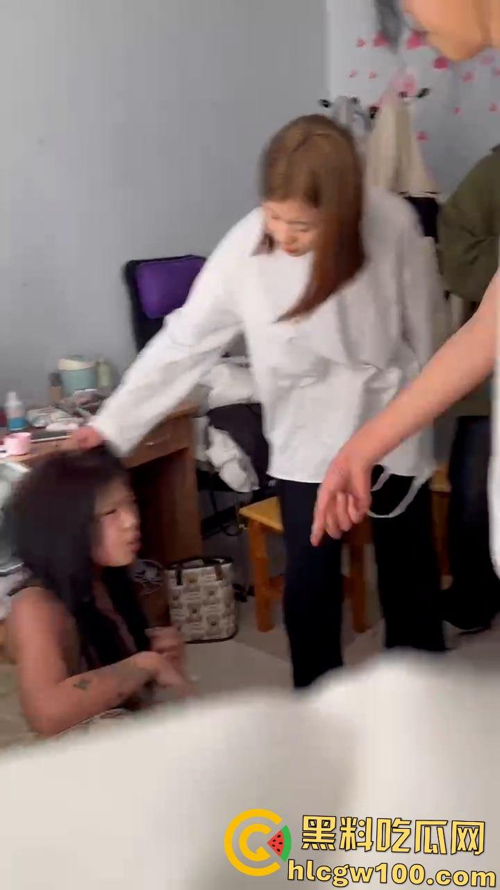 吉林省敦化市精神小妹撕逼，头发满地指甲盖都给周飞了，这小妹真猛啊警棍都抡出来了-6