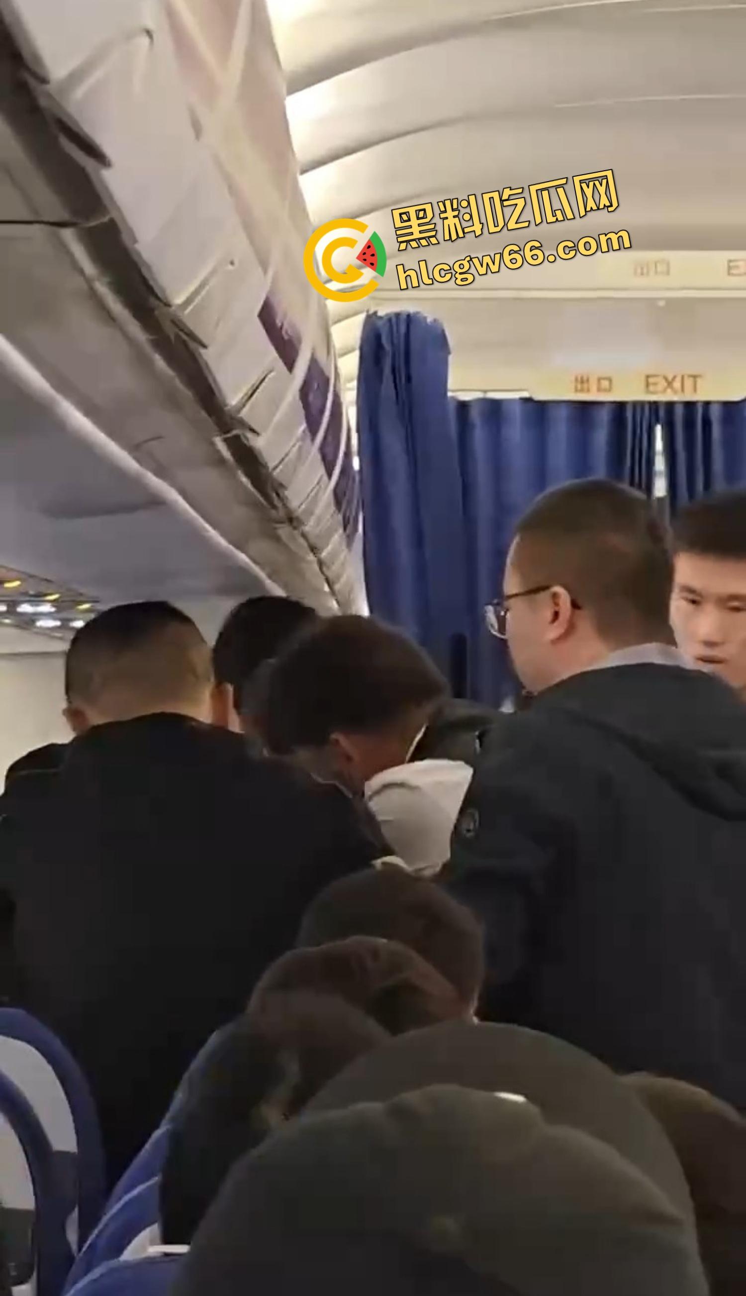 深圳航空变空中肉搏战，两女乘客因太臭香水熏人互殴，连空姐都遭殃被咬出血，航班延误两小时只因一场鼻子矛盾！-11