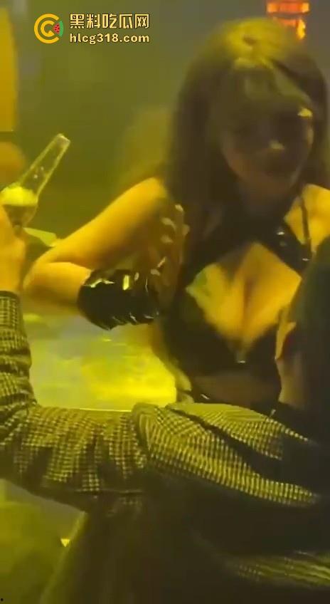 富二代怒砸2万拿下极品酒吧模特，口含酒瓶哪骚劲去哪了，刚刚有多骚在床上就被操得有多猛！-5