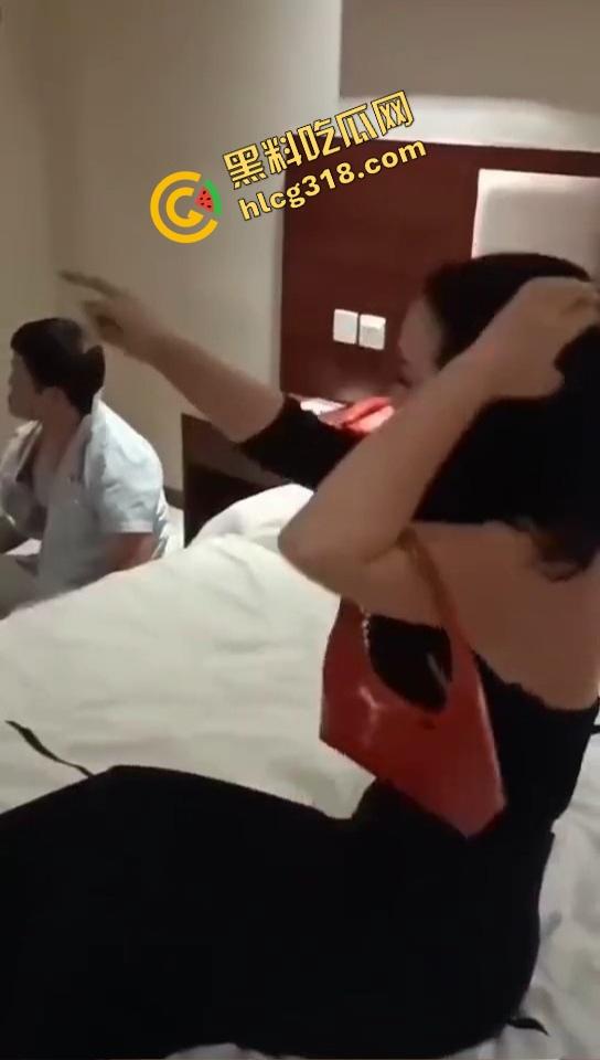 抓奸抓出新花样？郑州男子酒店当场捉奸狂锤情敌，转头却给老婆打屁股调教，你们一家人挺会玩！-12