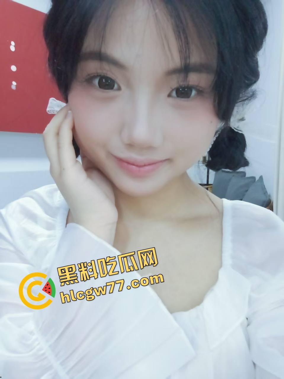 爆艹JK制服骚精【宁璃】被爆干到翻白眼求内射，白丝裹腿浪到整间屋子都是逼味儿！-4