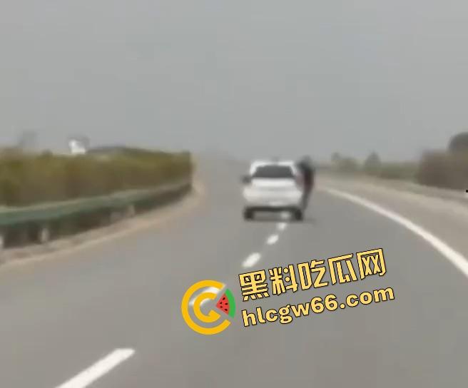 柬埔寨金边高速惊现持AK抢车！一家六口当场吓懵，劫匪持枪逼人下车，开车逃之夭夭！-1