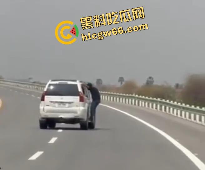 柬埔寨金边高速惊现持AK抢车！一家六口当场吓懵，劫匪持枪逼人下车，开车逃之夭夭！-2