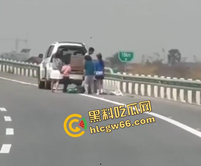 柬埔寨金边高速惊现持AK抢车！一家六口当场吓懵，劫匪持枪逼人下车，开车逃之夭夭！-8