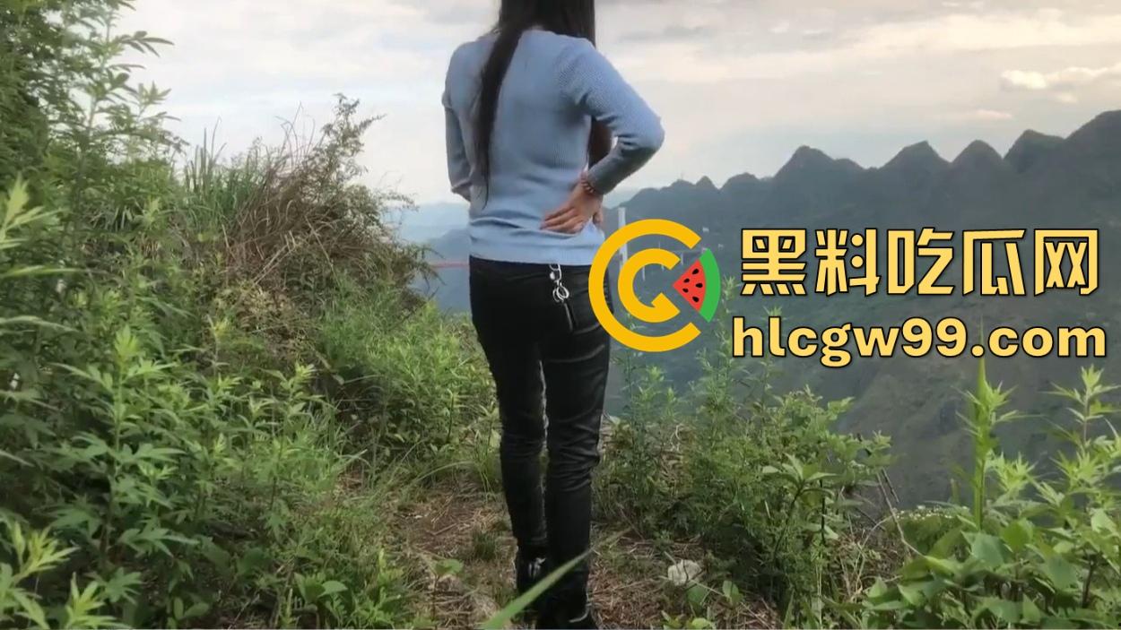 广西老表年味拉满回家过年不忘艹逼,山顶野战人妻,风景如画日逼如诗,草香鸟语间的日逼得野战才是年味!-2