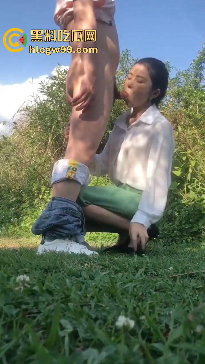 广西老表年味拉满回家过年不忘艹逼,山顶野战人妻,风景如画日逼如诗,草香鸟语间的日逼得野战才是年味!-13