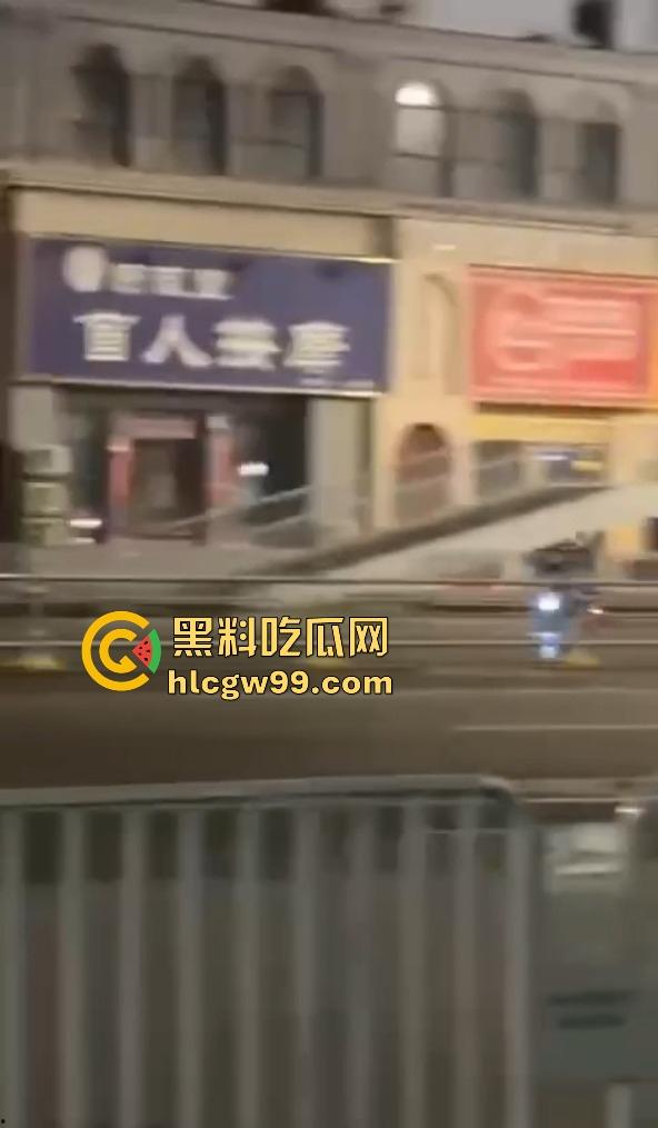 武汉花园道ICC天桥惊现断头惨案，跳楼不成被栏杆拦腰斩断，血浆横飞，画面惨烈重口慎入！-2