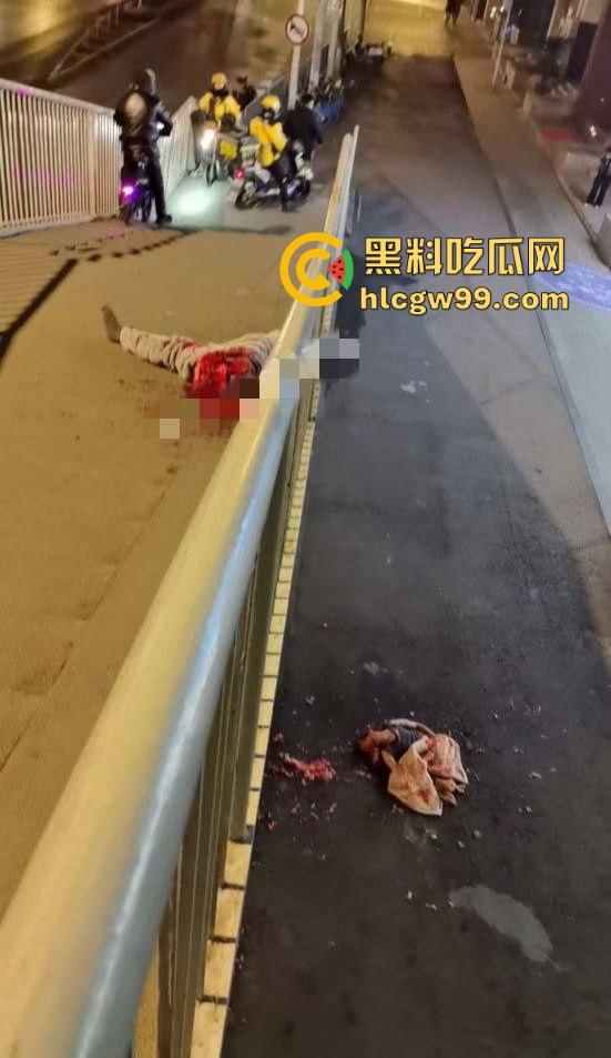 武汉花园道ICC天桥惊现断头惨案，跳楼不成被栏杆拦腰斩断，血浆横飞，画面惨烈重口慎入！-8