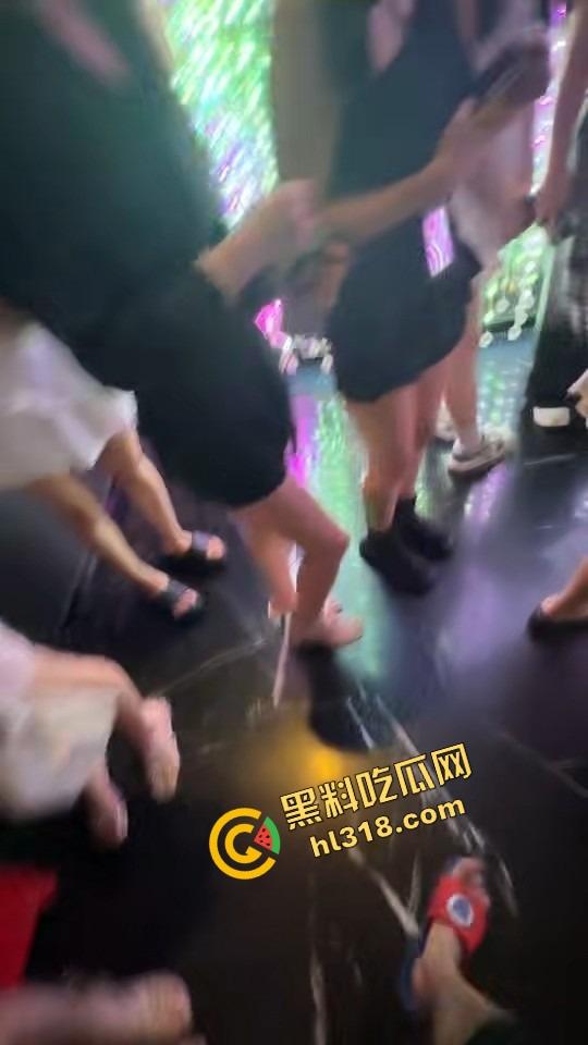 魔都永利party k凌晨免费喝酒,300妹子随便选600块一小时,上海男人的快乐太简单了!-12