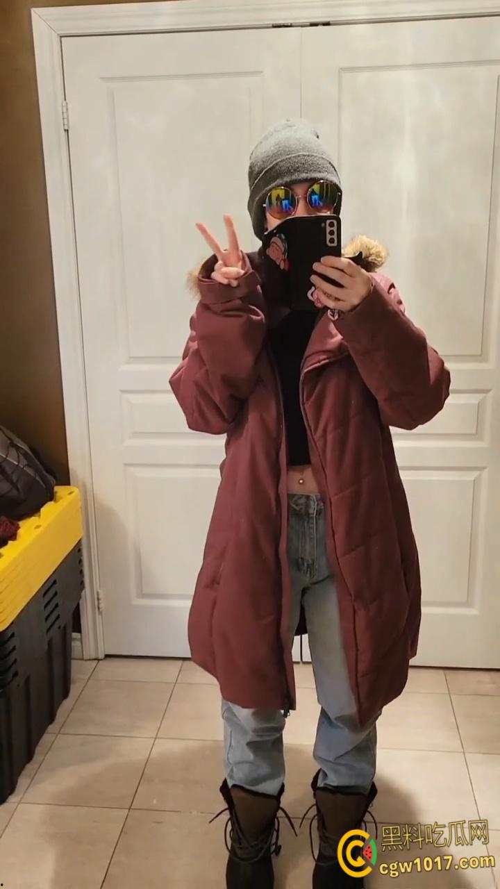 欧美扩张异形玩具博主【lilijunex】，专业幻龙玩家，蓝色超大号幻龙自慰淫水流淌，假屌强行塞入阴道，一步到胃刺激非凡！-2