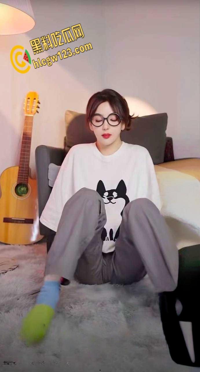 LPL四花旦Rita电竞椅震动风,擦边视频露鲍鱼,自导自演在电竞椅上露奶自慰!-7