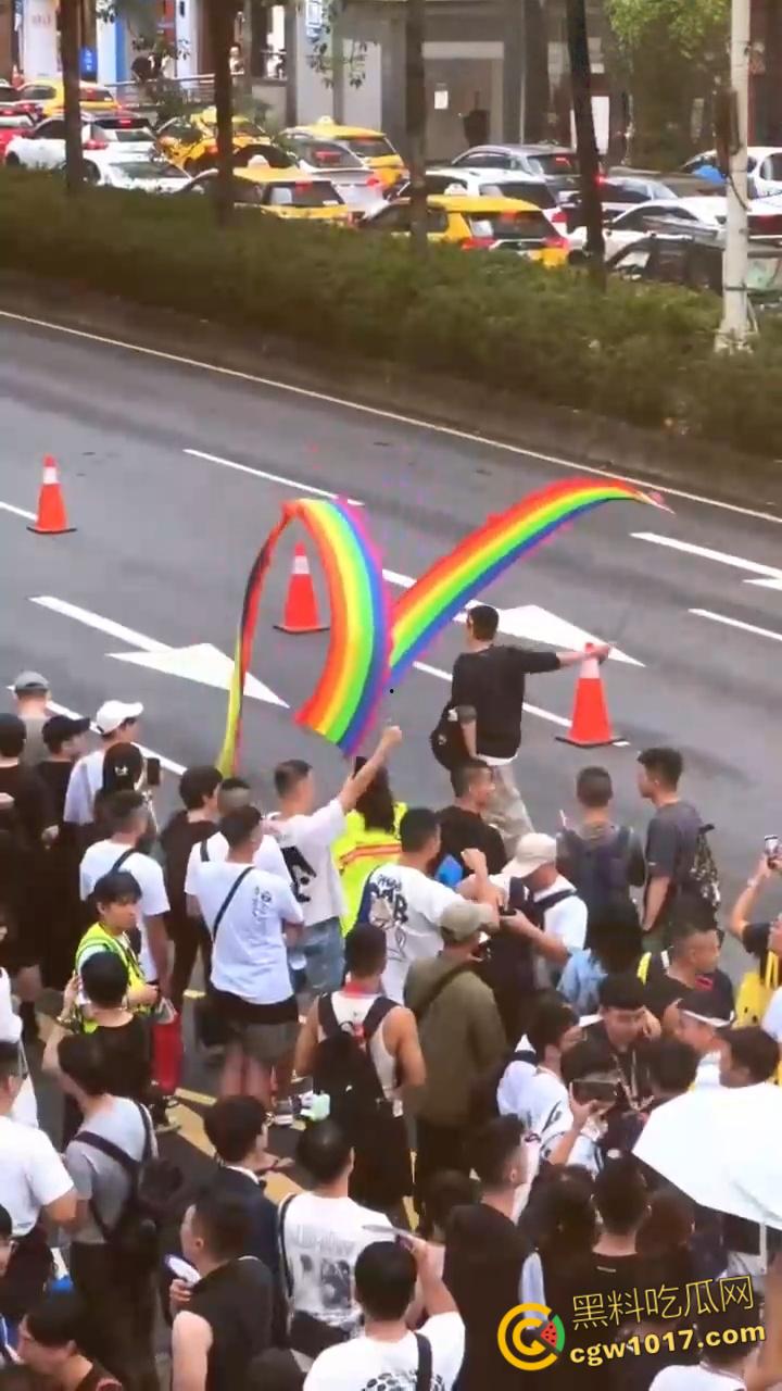 台北同志游行奇葩标语，性取向AI双性恋 ，和AI算命说我是双性恋 ，让奇想在街头绽放，世界为之惊艳！-7