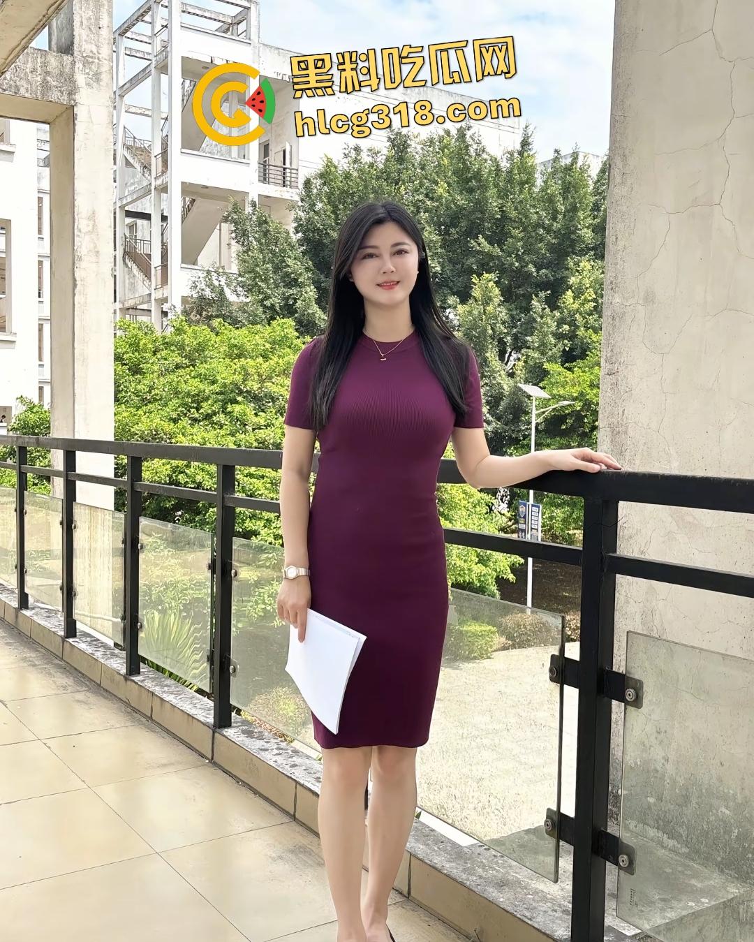 广西外国语学院英语老师【秦秦】为性瘾承诺满分让男同学后入紧身内裤，男同学以后都不愁挂科了！-3