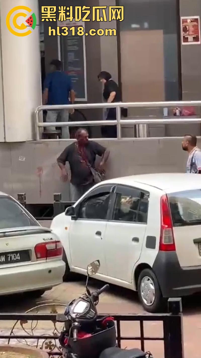 马来西亚醉酒刀仔砍人，新山市惊现醉酒汉，一言不合当街掏刀砍人 ，还涉嫌吸毒，目前已被逮捕！-6