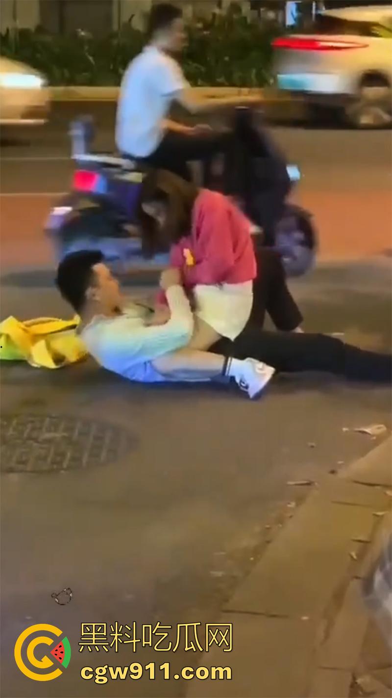 情到深处控制不住,广州街头女上位按倒男子,当众脱裤子强行插入,这回不能算男的强奸了吧!-2