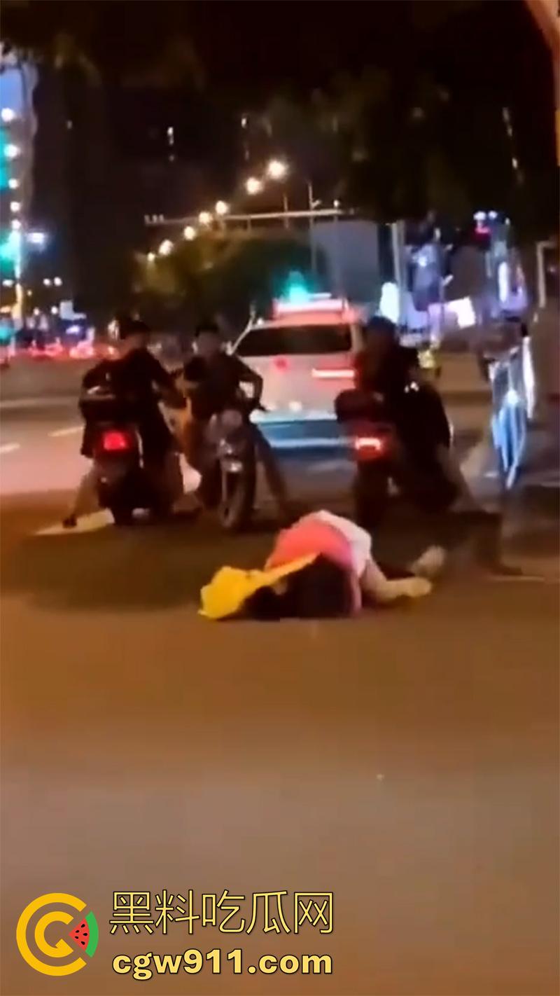 情到深处控制不住,广州街头女上位按倒男子,当众脱裤子强行插入,这回不能算男的强奸了吧!-3