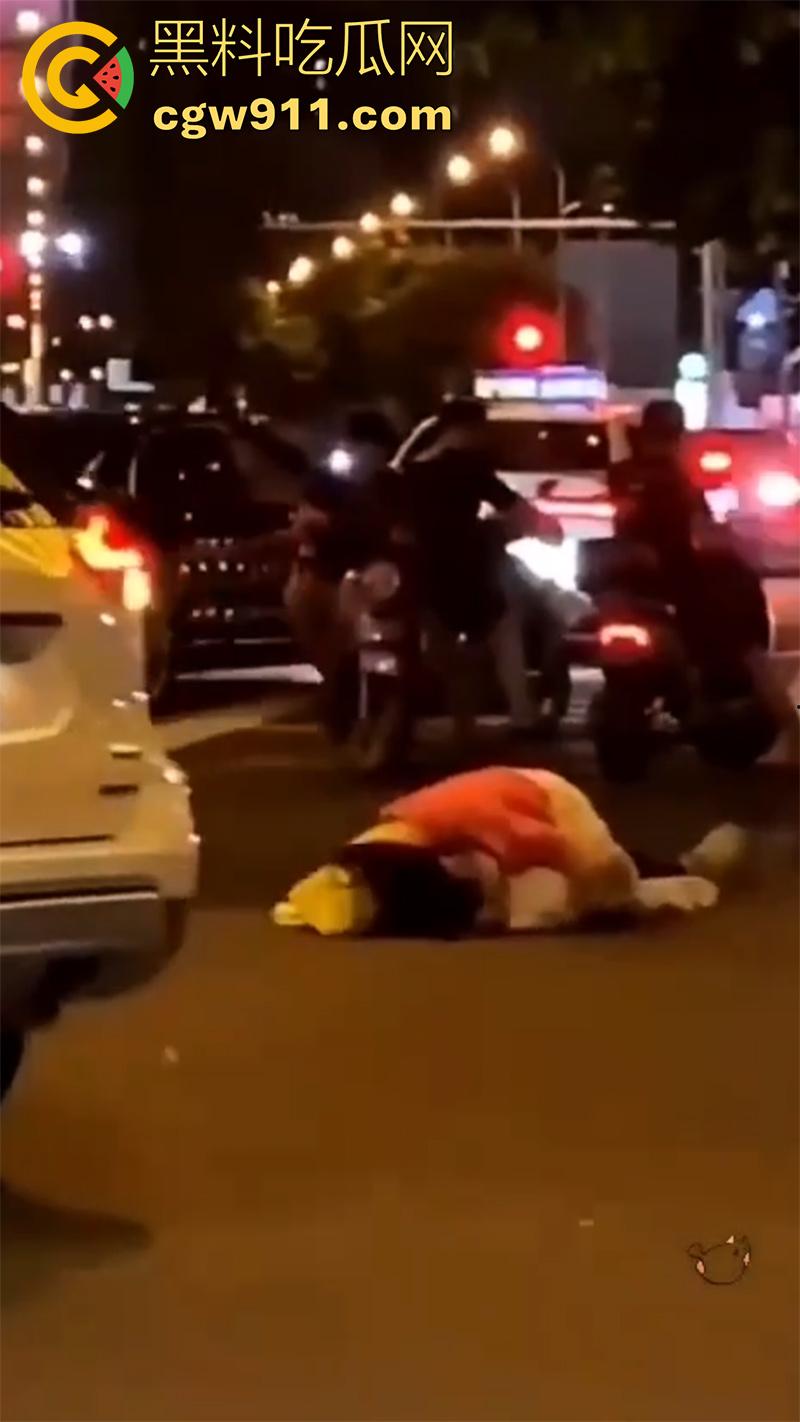 情到深处控制不住,广州街头女上位按倒男子,当众脱裤子强行插入,这回不能算男的强奸了吧!-5