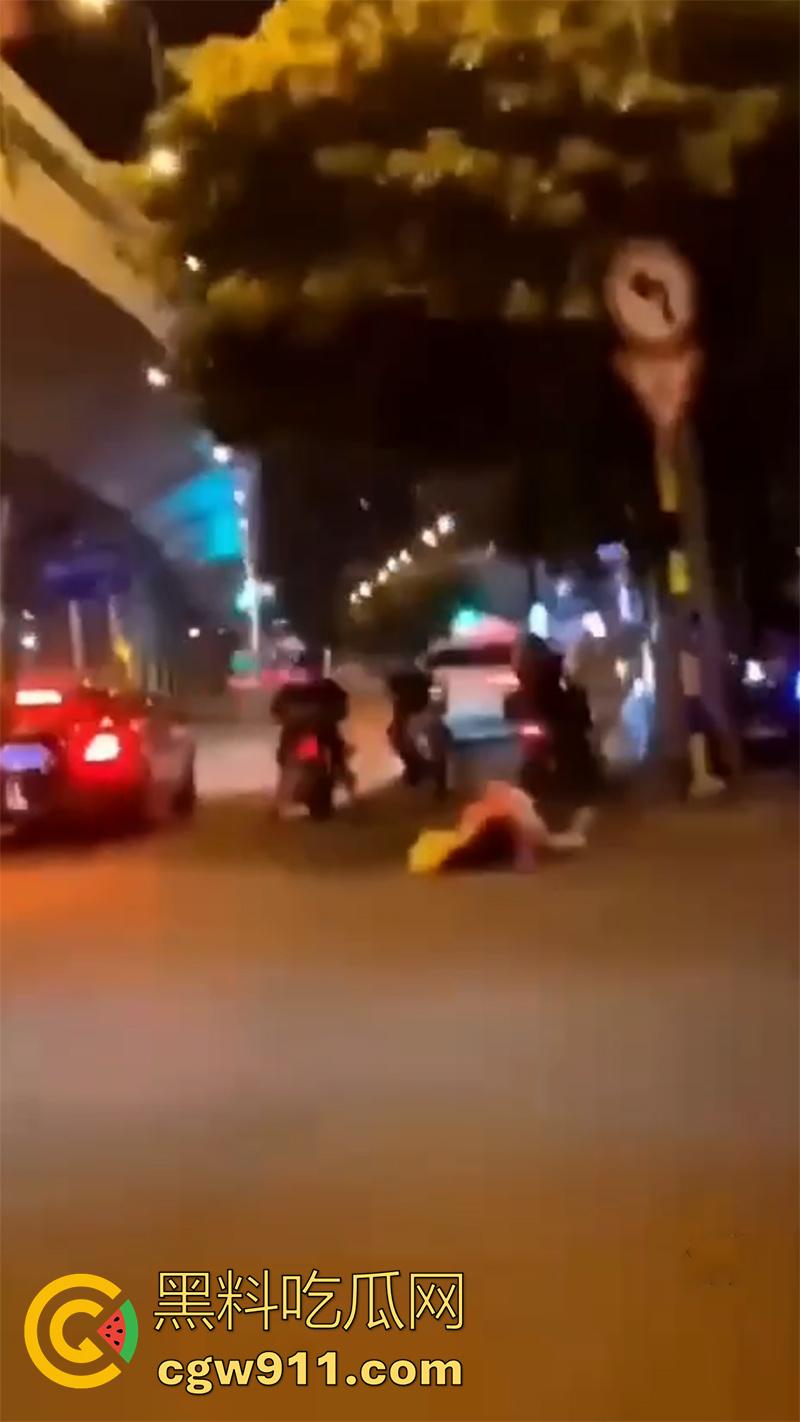 情到深处控制不住,广州街头女上位按倒男子,当众脱裤子强行插入,这回不能算男的强奸了吧!-7