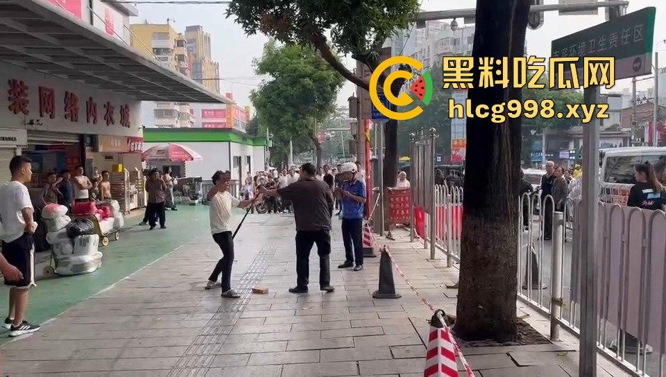 广州小贩怒怼城管，棍子一抄追着满街跑！城管扣车扣货，真就欺软怕硬？-11