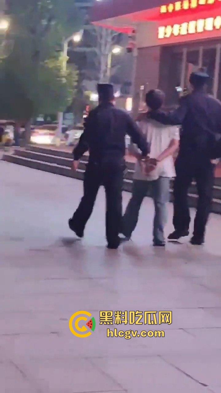 湖南新化大汉龙城斗殴升级！不讲武德，竟直接打死人，最后帽子叔叔带走一人！-9