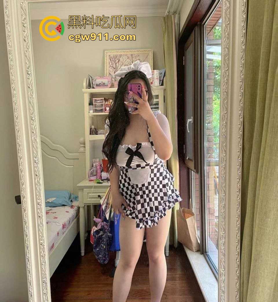 重庆微胖女大学生【梨文静】网调约炮视频曝光，超嫩奶子带乳钉宿舍自拍，跪在地上吃鸡极品母狗求操！-2