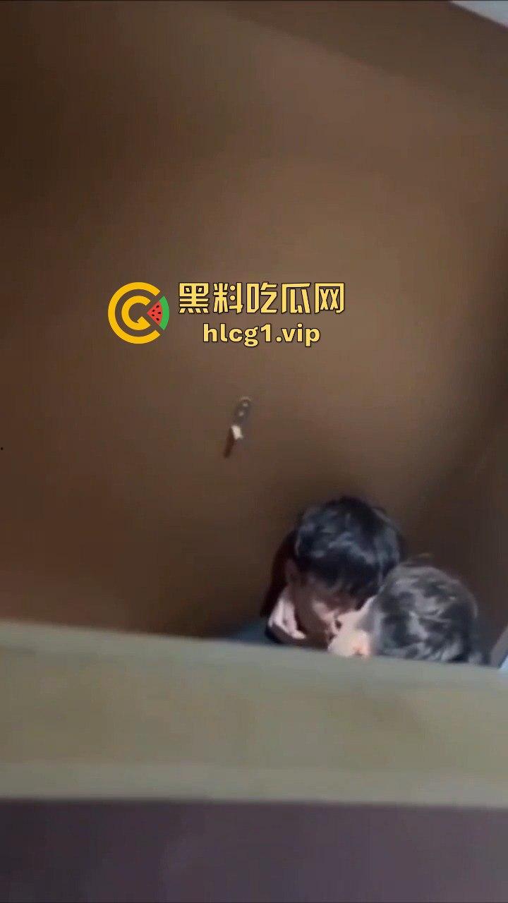 成都男同厕所激情上演热吻还玩壁咚，偷拍者吓出一身冷汗!-5