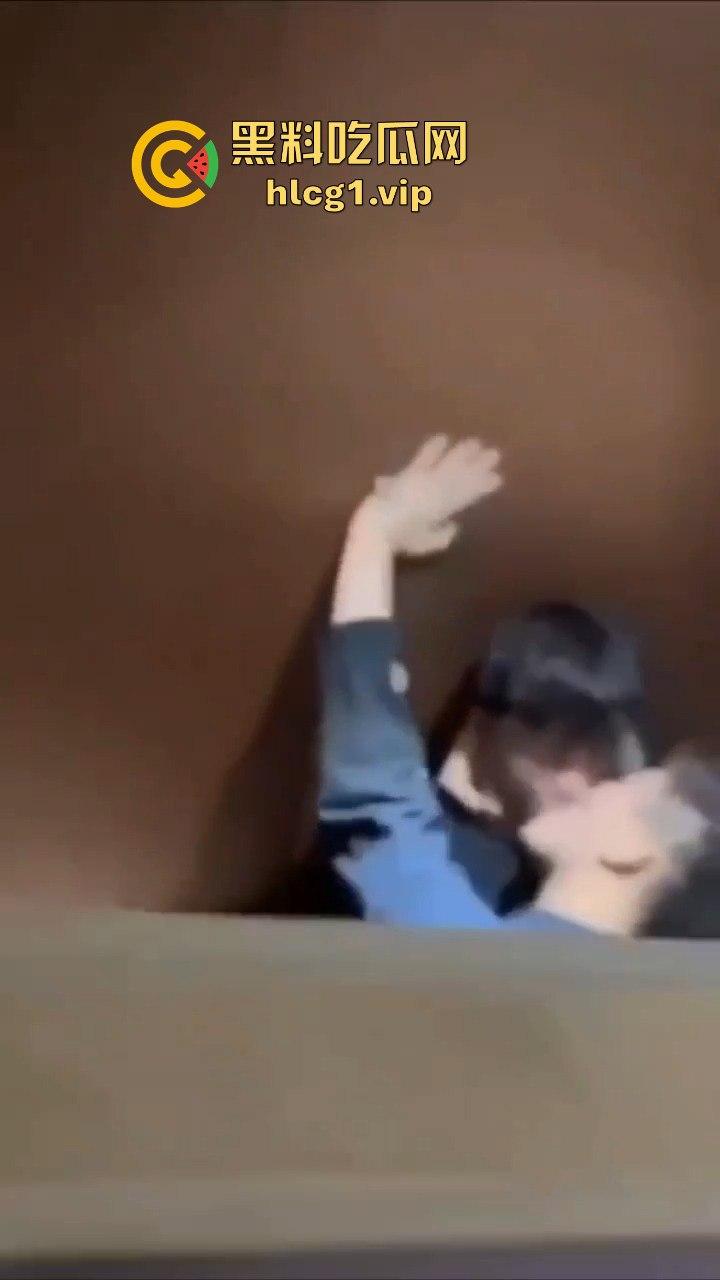 成都男同厕所激情上演热吻还玩壁咚，偷拍者吓出一身冷汗!-6