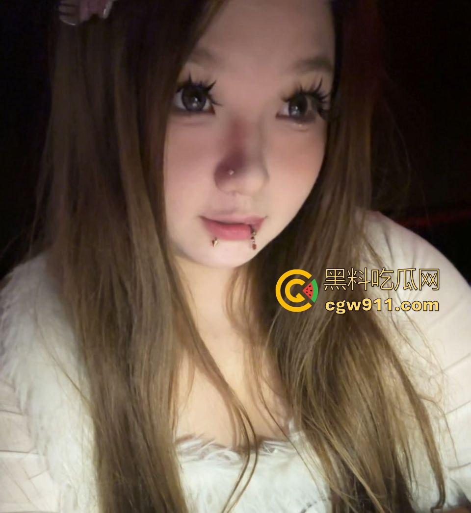 重庆微胖女大学生【梨文静】网调约炮视频曝光，超嫩奶子带乳钉宿舍自拍，跪在地上吃鸡极品母狗求操！-11