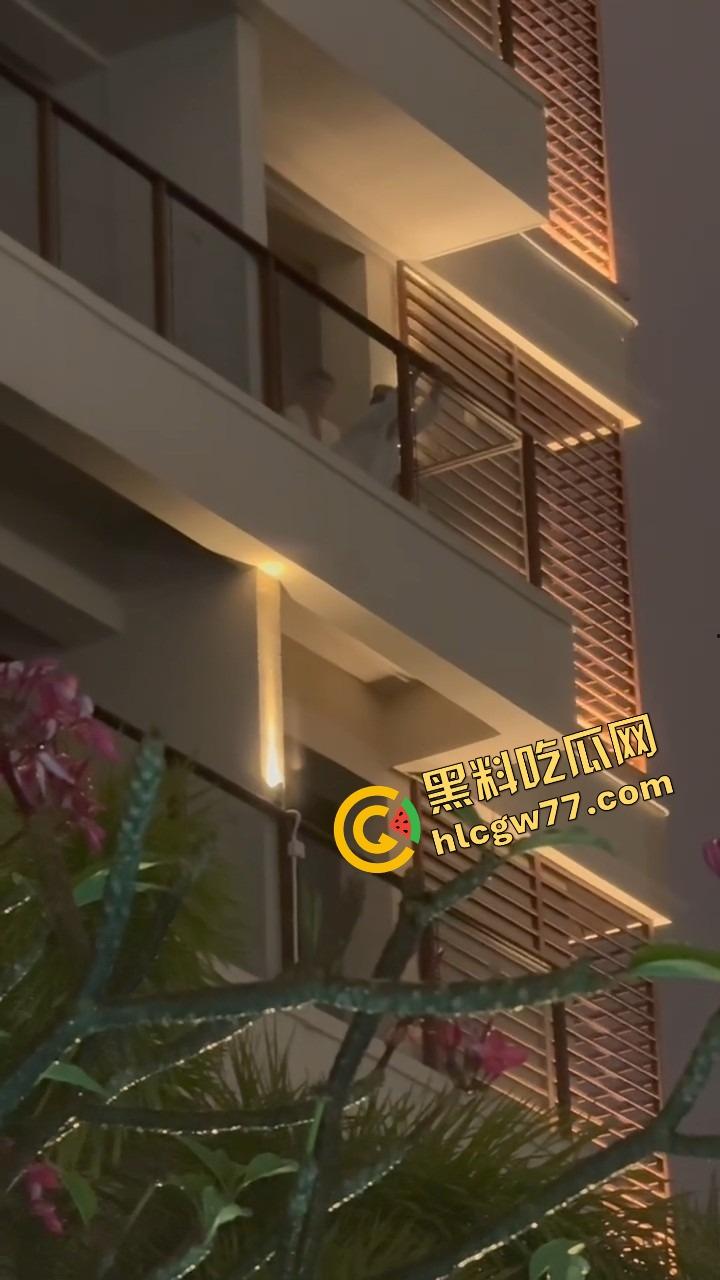 天气热了，干逼就得阳台上搞，窗边开操凉快又环保，低碳环保的激情你懂吗？-4