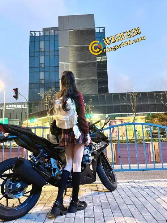 广西北海清纯机车女孩【袁晴】机车女反差骚贱的一面,约炮酒吧小帅后入猛插,抱起来爆操!独家流出!-6