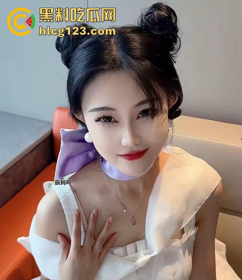 快手网红「辰妈呀」私拍流出！酥胸半露黑色蕾丝内裤搔弄淫穴骚气爆棚！-4