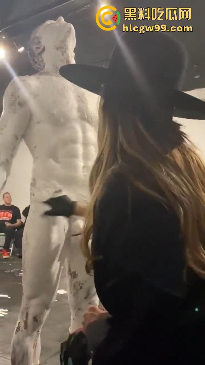 法国艺术圈离谱新高度,16cm大屌男全裸涂满白色液体,用身体狂甩颜料,玩的是真抽象人体艺术?-3