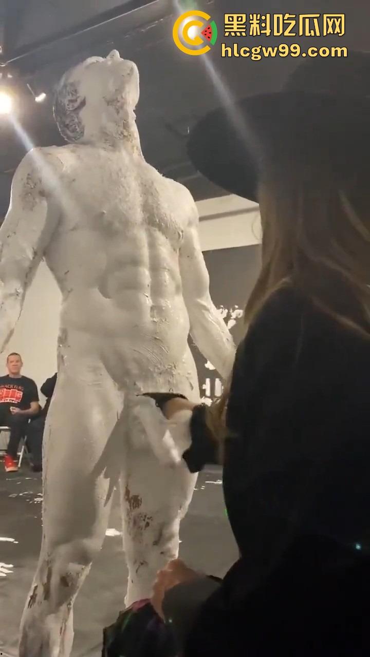法国艺术圈离谱新高度,16cm大屌男全裸涂满白色液体,用身体狂甩颜料,玩的是真抽象人体艺术?-4