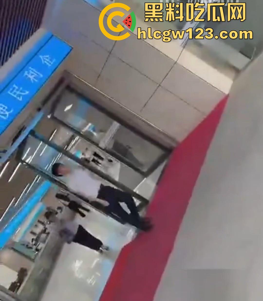 广东东源行政服务中心领导【刘伟途】与女下属车震 被丈夫当场抓奸 视频曝光连衣服都还没来得及穿！-6