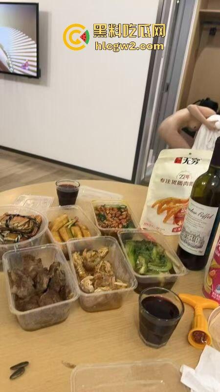 南通张芝山服装店老板娘『果小姐』一边被包养一边卖,金主包养被带绿帽子怒曝实锤,不雅视频全网疯传!-7