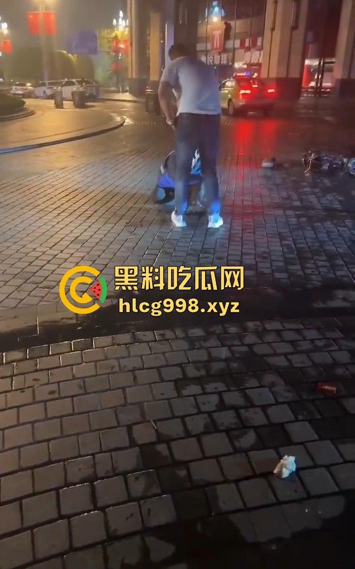 四川成都代驾闹乌龙！醉酒男误开他人车后备箱，双方争执升级，最后直接上演街头斗殴！-2